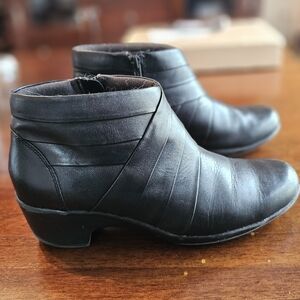 Clarks Womens Malia Hue Boots Booties Black Leather Style 26104006 Sz 7.5 M